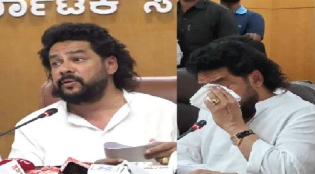 அமைச்சர் பி.நாகேந்திரா ராஜினாமாவை தொடர்ந்து இனிப்பு வழங்கி கொண்டாடிய பாஜகவினர்