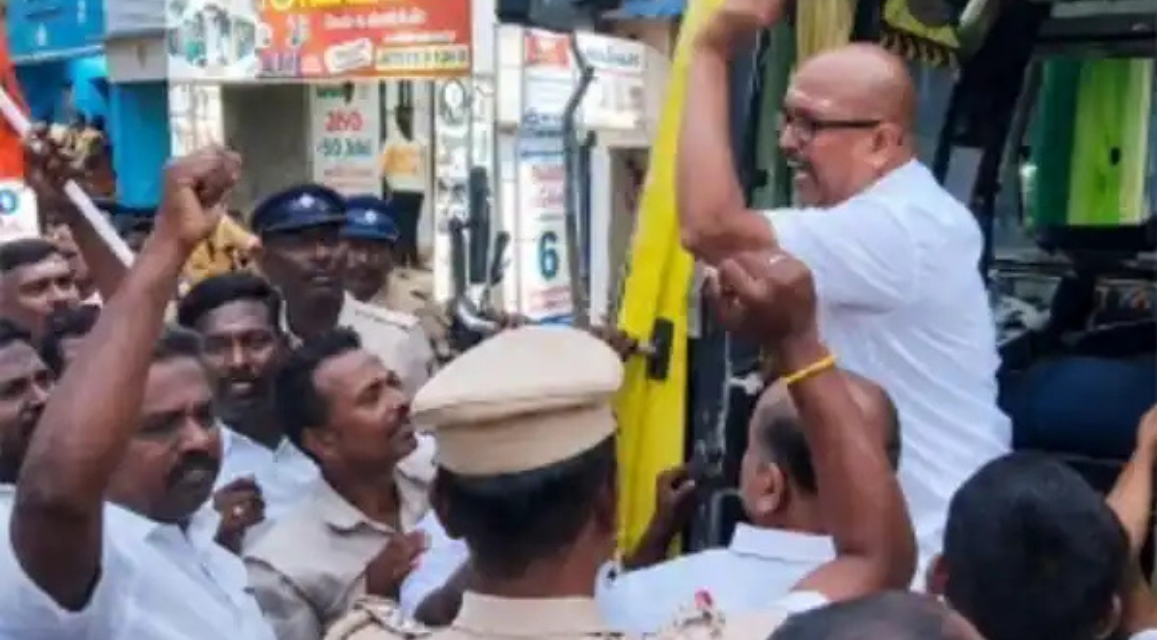 திசையன்விளையில் ஜெபக்கூட்டத்துக்கு எதிர்ப்பு தெரிவித்து போராட்டத்தில் ஈடுபட்ட ஹிந்து முன்னணியினரை போலீசார் தடுத்து நிறுத்தும் காட்சி.