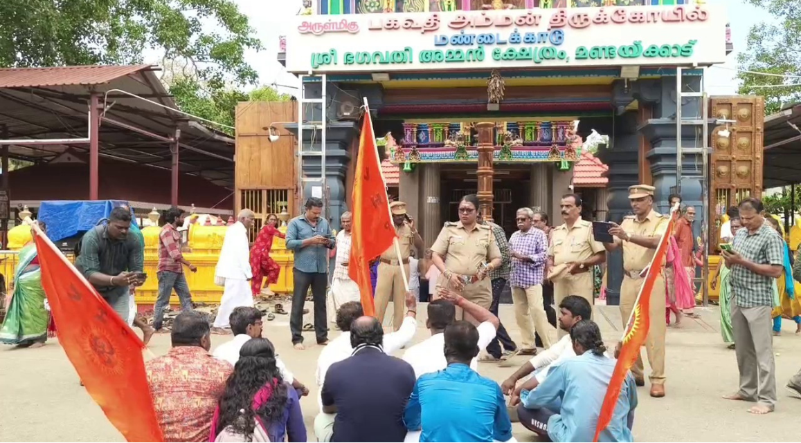 மண்டைக்காடு பகவதி அம்மன் கோயில் முன்பு போராட்டத்தில் ஈடுபட்ட விஷ்வ ஹிந்து பரிஷத் நிர்வாகிகளை காவல்துறையினர் கைது செய்யும் காட்சி.