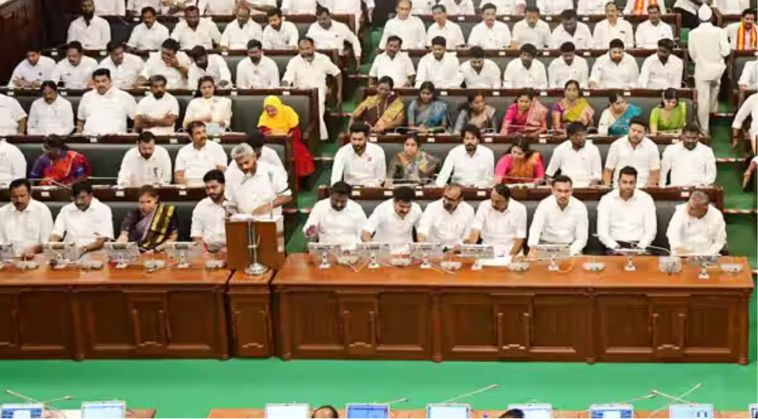 தமிழக பட்ஜெட்டை சட்டசபையில் தாக்கல் செய்யும் நிதியமைச்சர் மரிய வில்சன்.