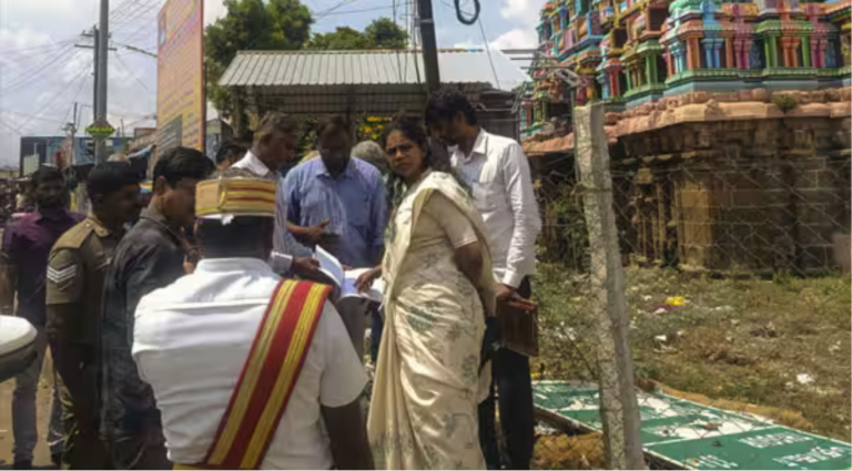 கண்டியூர் கோவில் முன்பு ஈவெரா சிலை அமைந்துள்ள பகுதியை ஆய்வு செய்த தஞ்சாவூர் கலெக்டர் ரேவதி