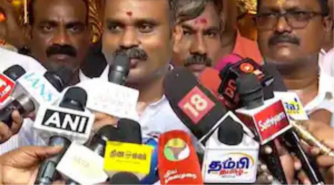 மின்தடையின்போது மொபைல் போன் வெளிச்சத்தில் பேட்டியளித்த அமைச்சர் செங்கோட்டையன்