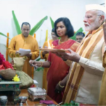 பியூஸ் கோயல் இல்லத்தில் விநாயகர் சிலைக்கு பிரதமர் மோடி ஆரத்தி காண்பித்து வழிபாடு