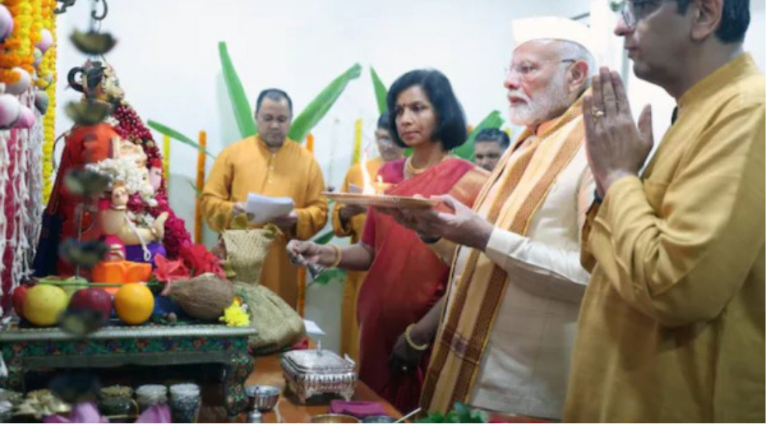 பியூஸ் கோயல் இல்லத்தில் விநாயகர் சிலைக்கு பிரதமர் மோடி ஆரத்தி காண்பித்து வழிபாடு
