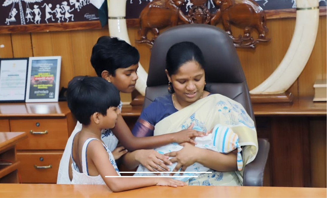 பிரசவத்துக்குப் பிறகு பணிக்கு திரும்பிய வயநாடு மாவட்ட ஆட்சியர் மேகாஸ்ரீ தனது 3 குழந்தைகளுடன்