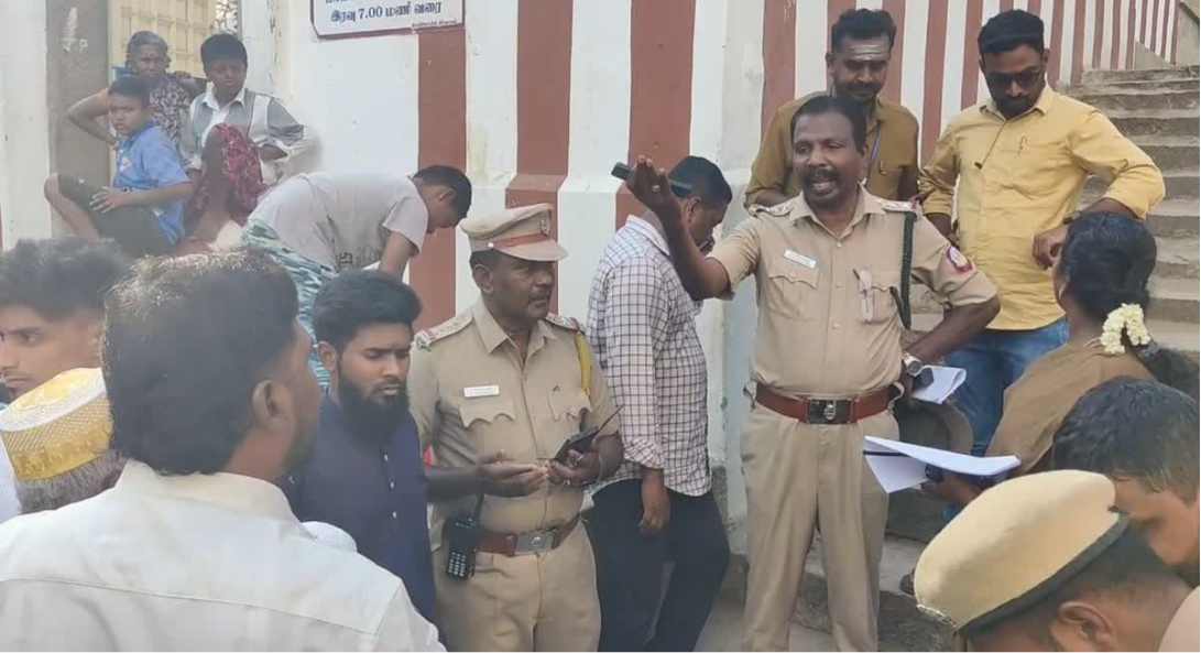 திருப்பரங்குன்றம் சிக்கந்தர் அவுலியா தர்காவுக்கு சமையல் பொருட்களுடன் செல்ல போலீசார் தடை