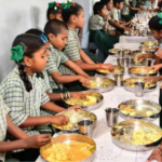 மாணவர்களுக்கு காலை உணவு வழங்கும் முன் உணவின் தரத்தை ஆசிரியர்கள் உறுதி செய்யும் காட்சி