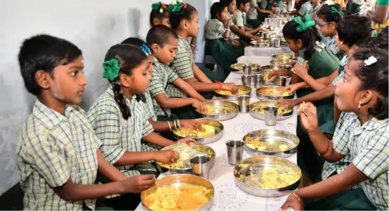 மாணவர்களுக்கு காலை உணவு வழங்கும் முன் உணவின் தரத்தை ஆசிரியர்கள் உறுதி செய்யும் காட்சி