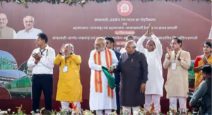 குஜராத் சபர்மதி ரயில் நிலையத்தில் நாட்டின் முதல் எல்என்ஜி ரயிலை தொடங்கி வைத்த அமித் ஷா