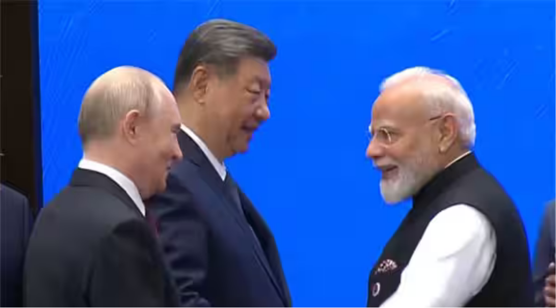 ஷாங்காய் ஒத்துழைப்பு அமைப்பு மாநாட்டில் சீன அதிபர் ஷி ஜின்பிங்குடன் பிரதமர் மோடி கைகுலுக்கும் காட்சி