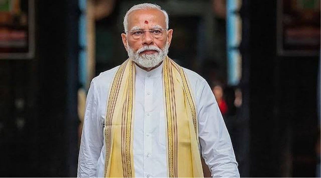 ஷாங்காய் ஒத்துழைப்பு அமைப்பின் உச்சி மாநாட்டில் பாகிஸ்தான் பிரதமர் ஷெபாஸ் ஷெரீப் முன்னிலையில் பிரதமர் மோடி உரையாற்றும் காட்சி
