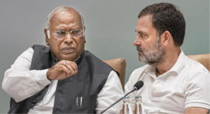 ராகுல் காந்தி மற்றும் மல்லிகார்ஜுன கார்கே காங்கிரஸ் நிகழ்ச்சியில் பங்கேற்ற காட்சி