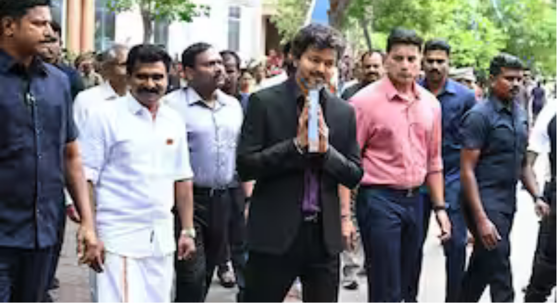 பெரம்பூர் எம்எல்ஏ அலுவலகத்தில் பொதுமக்களிடம் மனுக்களை பெற்றுக்கொள்ளும் முதல்வர் விஜய்