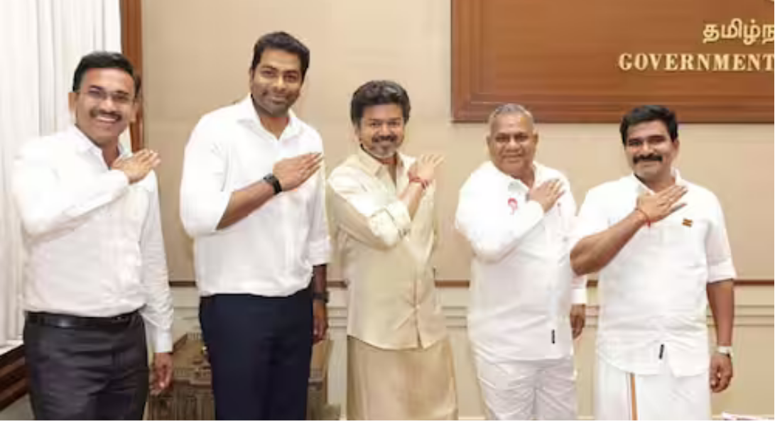முதல்வர் விஜய் அமைச்சர்கள் ஆனந்த், ஆதவ், நிர்மல்குமார், அருண்ராஜ் ஆகியோருடன் இடைத்தேர்தல் வெற்றியைக் கொண்டாடும் புகைப்படம்.
