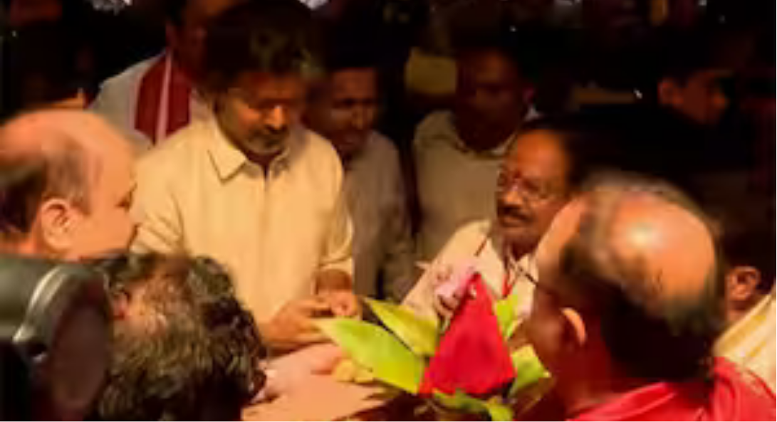 விஜயவாடாவில் உள்ள கனக துர்கா அம்மன் கோவிலில் சாமி தரிசனம் செய்த தமிழக முதல்வர் விஜய்.