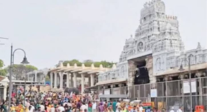 தமிழக கோவில்களில் மொபைல் போன்களைக் கொண்டு செல்ல விதிக்கப்பட்ட கட்டுப்பாடுகள் மற்றும் புதிய அனுமதி தொடர்பான செய்தி.