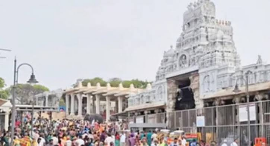 தமிழக கோவில்களில் மொபைல் போன்களைக் கொண்டு செல்ல விதிக்கப்பட்ட கட்டுப்பாடுகள் மற்றும் புதிய அனுமதி தொடர்பான செய்தி.