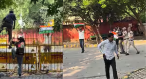 டெல்லி ஜந்தர் மந்தரில் போராட்டம் நடத்தியதாகக் கைது செய்யப்பட்ட கரப்பான்பூச்சி அமைப்பைச் சேர்ந்த மூவர் தொடர்பான செய்தி.