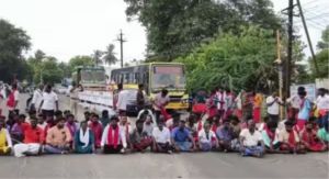 தசரா விரதம் இருந்த மாணவர்களின் மாலையை அகற்றியதாகத் தலைமையாசிரியர் மீது புகார் எழுந்ததைத் தொடர்ந்து, தூத்துக்குடி அருகே பள்ளி முன்பு பெற்றோர் நடத்திய போராட்டம்.