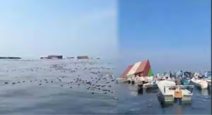 ஹார்முஸ் ஜலசந்தியில் சரக்குக் கப்பல் சம்பவத்துக்குப் பிறகு கடலில் மிதந்ததாகக் கூறப்படும் ஐபோன்கள் மற்றும் வாசனை திரவியங்களைப் படகுகளில் வந்தவர்கள் சேகரிக்கும் காட்சி.