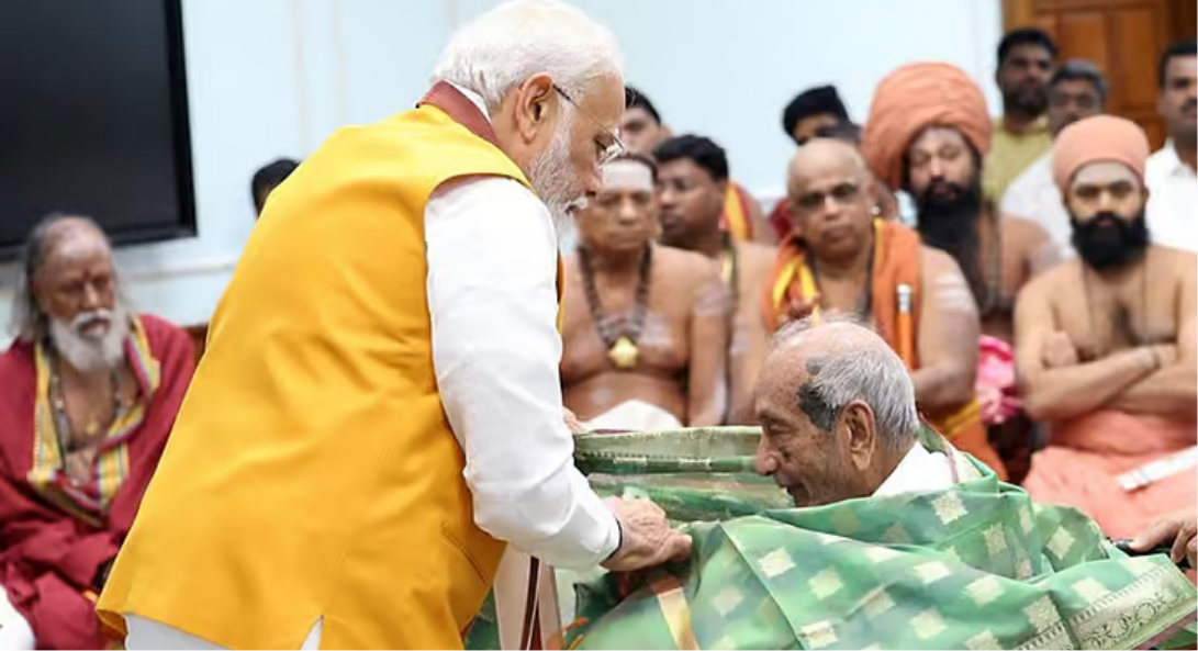 வரலாற்றுச் சிறப்புமிக்க செங்கோலை வடிவமைத்த கலைஞர் உம்மிடி எத்திராஜ் மறைவுக்கு பிரதமர் மோடி மற்றும் துணை ஜனாதிபதி சி.பி. ராதாகிருஷ்ணன் இரங்கல் தெரிவித்தது குறித்த செய்தி.