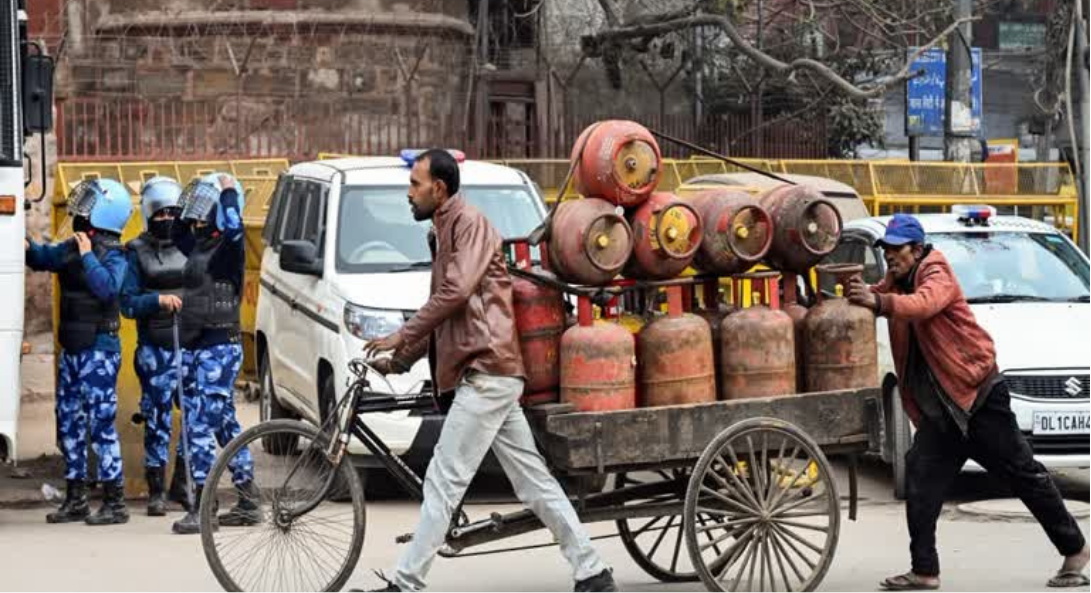 ஈரான் எல்லை மூடலால் பாகிஸ்தானில் எல்பிஜி தட்டுப்பாடு ஏற்பட்டு, 12 கிலோ சமையல் எரிவாயு சிலிண்டர் விலை ரூ.7,000 ஆக உயர்ந்துள்ளதை விளக்கும் செய்தி.