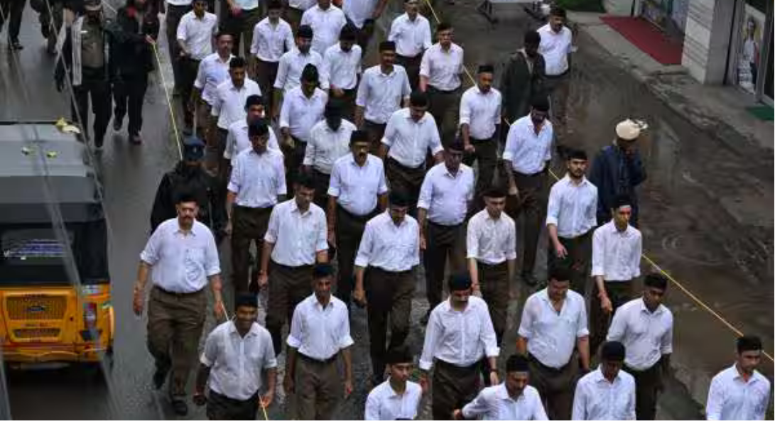 ஆர்.எஸ்.எஸ். அமைப்பின் 100-வது ஆண்டு நிறைவையொட்டி சென்னையில் நடைபெற்ற அணிவகுப்பு ஊர்வலம்.