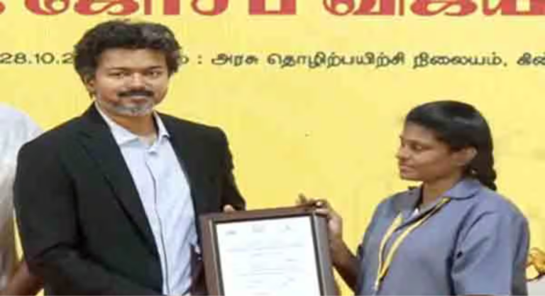 மாற்றுத்திறனாளி தினேஷுக்கு உதவியாளர் பணிக்கான நியமன ஆணையை வழங்கிய தமிழக முதல்வர் விஜய்.