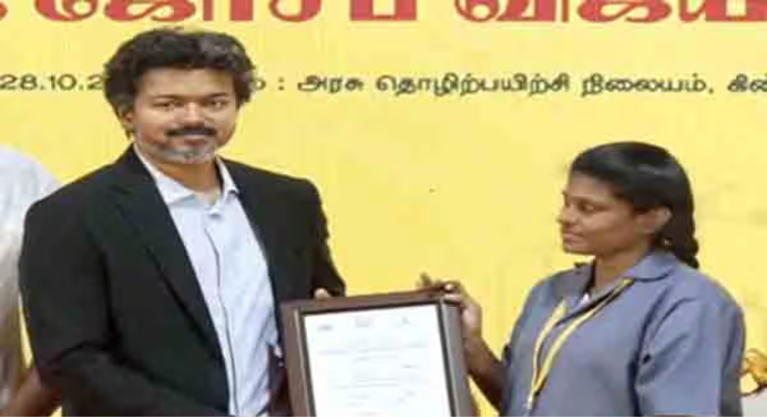 மாற்றுத்திறனாளி தினேஷுக்கு உதவியாளர் பணிக்கான நியமன ஆணையை வழங்கிய தமிழக முதல்வர் விஜய்.