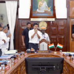 சென்னை தலைமைச் செயலகத்தில் நடைபெற்ற தமிழக அமைச்சரவைக் கூட்டத்தில் அமைச்சர்களுக்கு அறிவுறுத்தல்களை வழங்கிய முதல்வர் விஜய்.