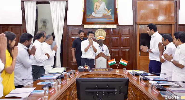 சென்னை தலைமைச் செயலகத்தில் நடைபெற்ற தமிழக அமைச்சரவைக் கூட்டத்தில் அமைச்சர்களுக்கு அறிவுறுத்தல்களை வழங்கிய முதல்வர் விஜய்.
