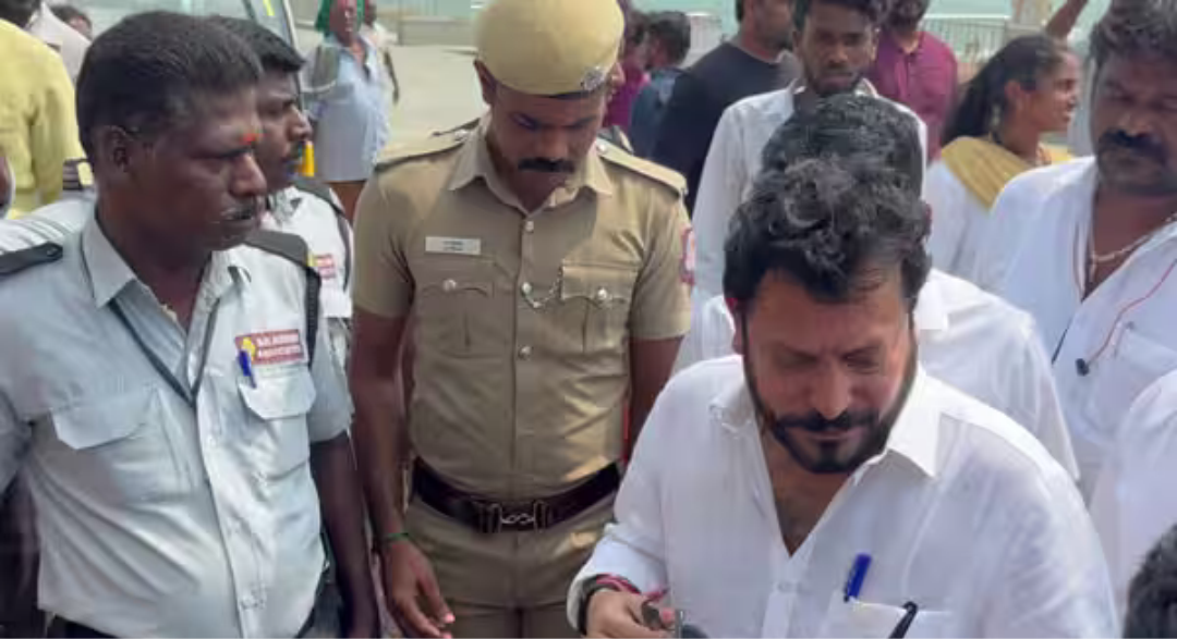 திருச்செந்தூர் சுப்பிரமணிய சுவாமி கோயிலில் உறுதிமொழிப் படிவத்தில் கையெழுத்திட்ட தமிழக அமைச்சர் ஸ்ரீநாத் தொடர்பான செய்தி.