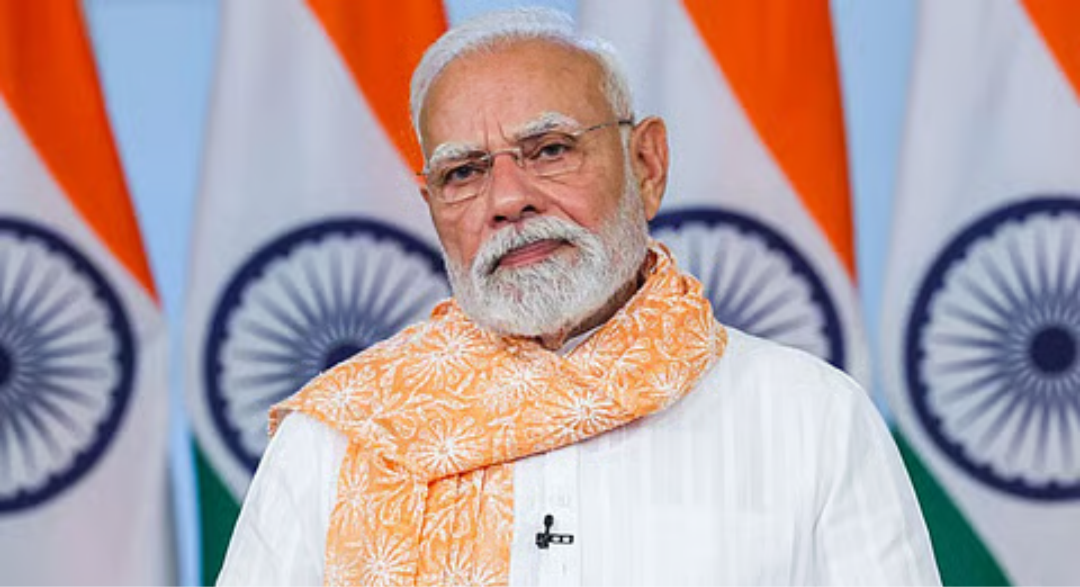 குஜராத்தில் ரூ.14,000 கோடி மதிப்பிலான வளர்ச்சித் திட்டங்களைத் தொடங்கி வைத்து, பிஎம்-கிசான் நிதியை விவசாயிகளுக்கு விடுவித்த பிரதமர் மோடி.