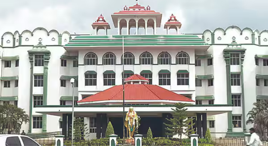தொலைக்காட்சி விளம்பரங்களில் ஆபாசக் காட்சிகளுக்கு முன்தணிக்கை விதிக்கக் கோரிய பொதுநல வழக்கை விசாரித்த உயர் நீதிமன்ற மதுரைக் கிளை.