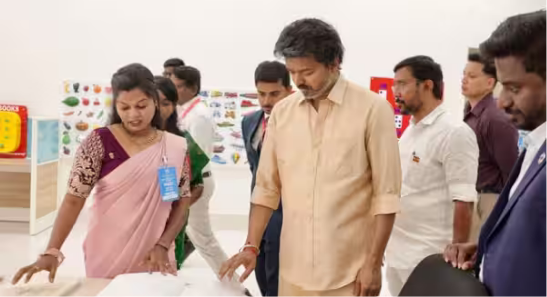 கோவையில் பெரியார் அறிவுலகம் நூலகம் மற்றும் அறிவியல் மையத்தைத் திறந்து வைத்து பதிவேட்டில் வாசகம் எழுதிய முதல்வர் விஜய்