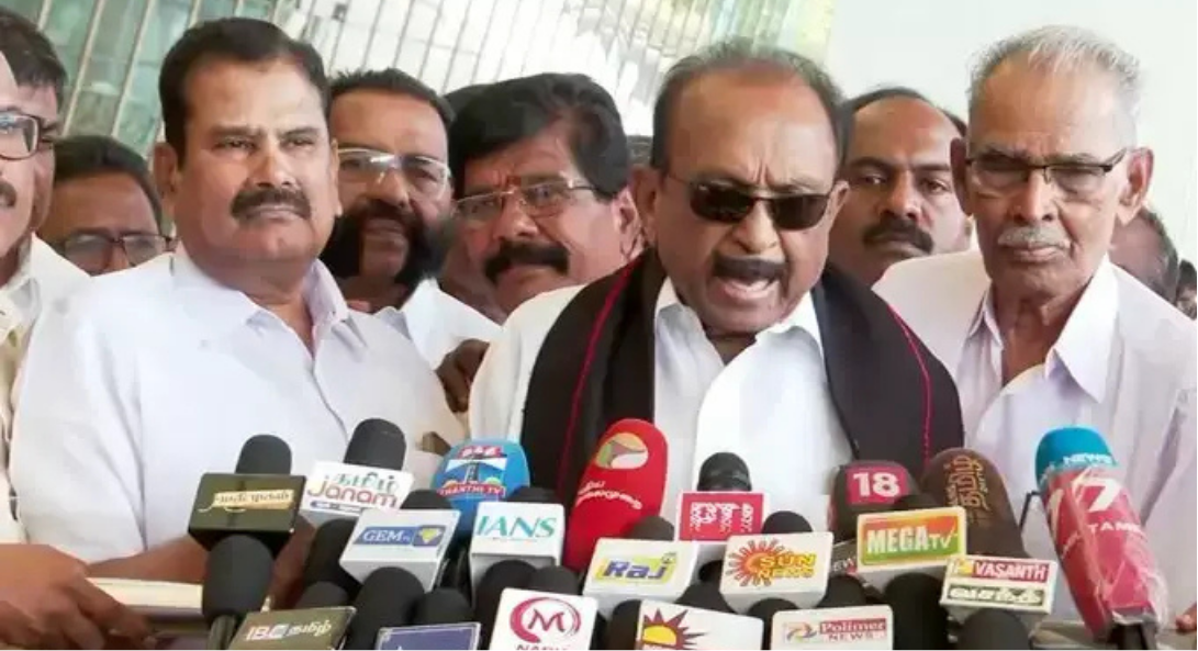 வீரபாண்டிய கட்டபொம்மன் நினைவிடத்தில் மரியாதை செலுத்திய மதிமுக பொதுச்செயலாளர் வைகோ